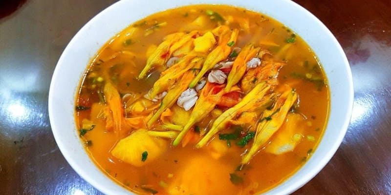 Món canh với hoa hiên ngon miệng